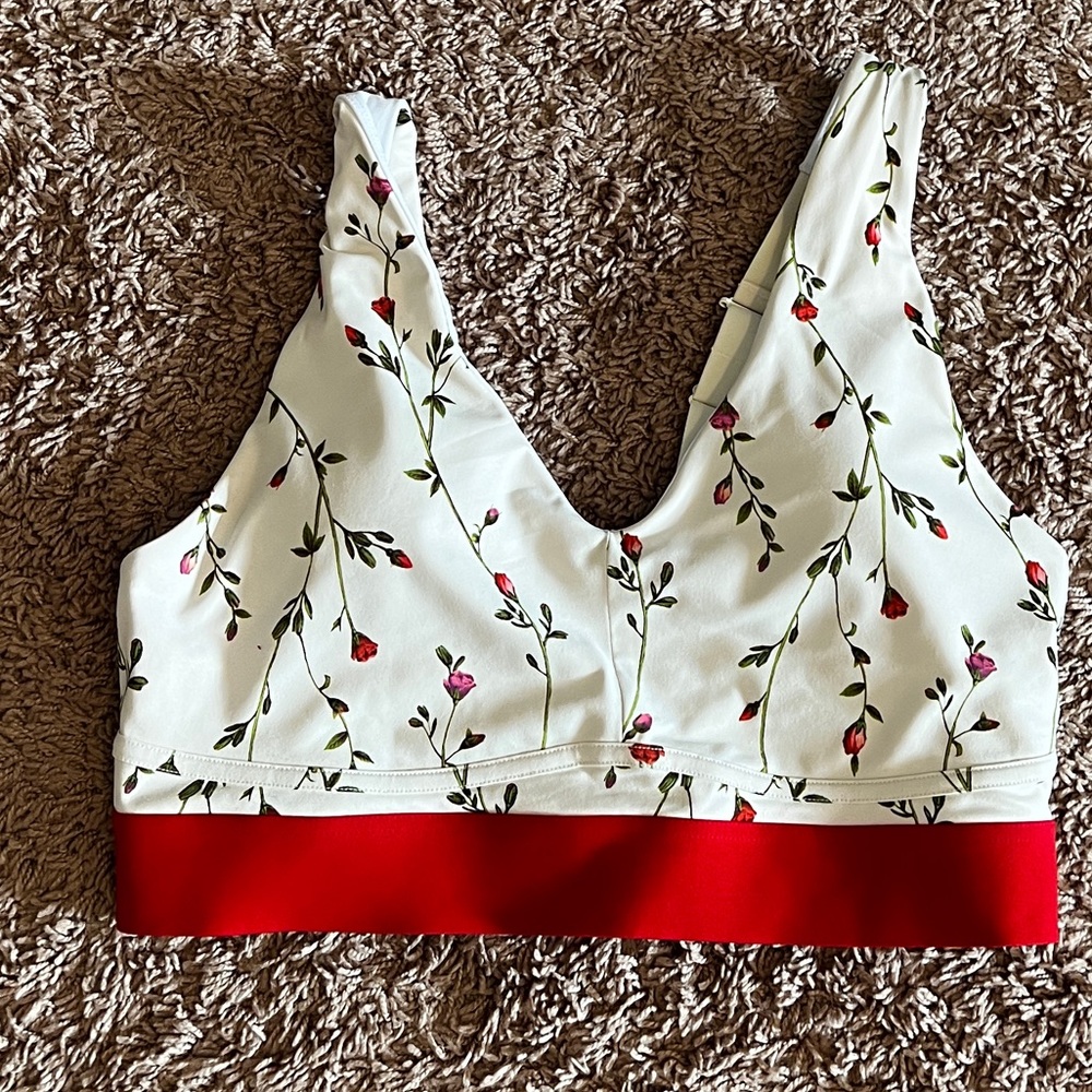 Fabletics sports bra. Creme with roses. XL